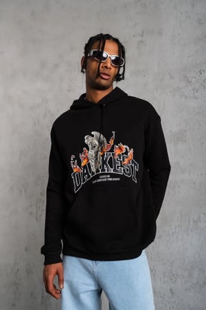 Oversize Kapüşonlu Sweatshirt – Siyah Renk Üç İplik İçi Pamuklu Kanguru Cepli Baskılı Hoodie Rahat Kalıp Kışlık Günlük Kombinlere Uygun - Siyah