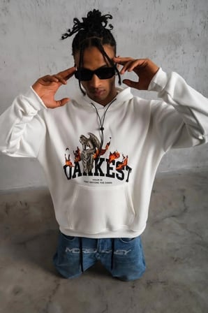 Oversize Kapüşonlu Sweatshirt – Beyaz Renk Üç İplik İçi Pamuklu Kanguru Cepli Baskılı Hoodie Rahat Kalıp Kışlık Günlük Kombinlere Uygun - Beyaz