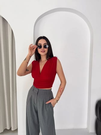 Kadın Vatkalı Kolsuz V Yaka Drapeli Crop Bluz Likralı Fit - Kırmızı
