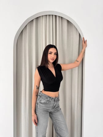 Kadın Vatkalı Kolsuz V Yaka Drapeli Crop Bluz Likralı Fit - Siyah