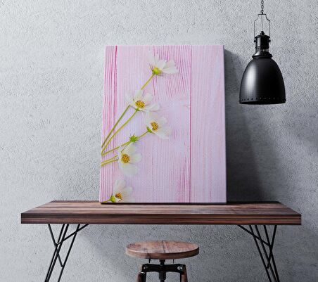 Pembe Ahşap Zeminde Papatyalar Dekoratif Dikey Kanvas Tablo