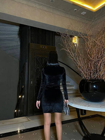 Kadın Uzun Kollu Göğüs Dekolteli Kadife Kumaş Mini Kruvaze Elbise