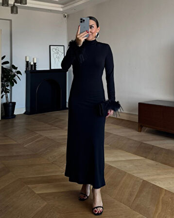 Kadın Uzun Kollu Balıkçı Yaka Kol Ağzı Tüy Detaylı Uzun Krep Elbise