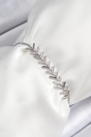 Dodes Pirinç Zirkon Taşlı Sıralı Ok Model Gümüş Renk Asansörlü Kadın Bileklik TG27BB7456