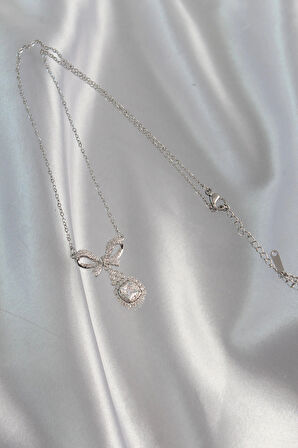 Dodes 316L Çelik Gümüş Renk Fiyonk Detay Zirkon Taşlı Tektaş Kolye TG27BKO8924