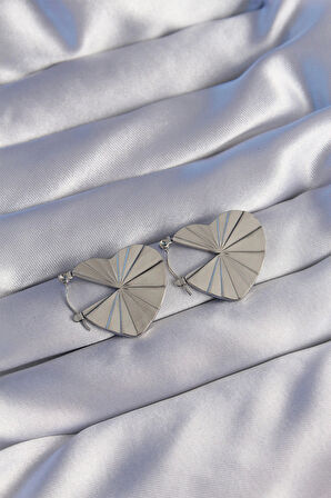 Dodes 316L Çelik Gümüş Renk Çizgili Plaka Tasarımlı Kalp Küpe TG27BKP9041