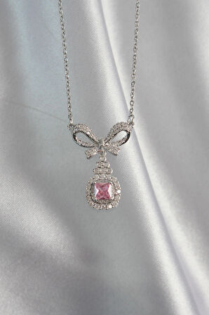 Dodes Dodes 316L Çelik Gümüş Renk Fiyonk Detay Pembe Zirkon Taşlı Tektaş Kolye TG27BKO8923