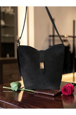 Premium Nubuk Deri Kadın Omuz Çantası – Altın Tokalı Elegant Bucket Model | Zamansız Tasarım