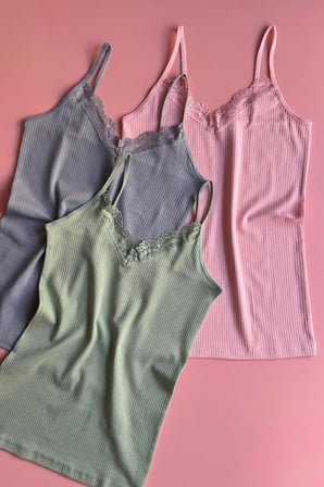 Lace Touch | 3'lü Dantelli Ç Yeşili, Mavi ve Pembe İp Askılı Fitilli Pamuklu Kadın Atlet 64E21