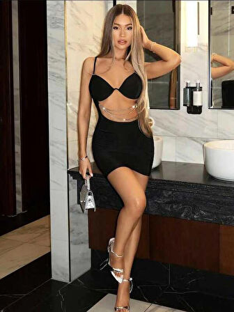 La Pure 🔥 Zincir Aksesuarlı Siyah Cut-Out Mini Elbise – Vücut Hatlarını Vurgulayan Gece Stili