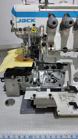 JACK E4S-4 İPLİK KAFADAN MOTORLU SESSİZ OVERLOK MAKİNASI (JACK PATENTLİ DİŞLİ AYAR KOLU)