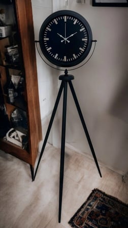Siyah Lüks Sade Tripod Ayaklı Saat iegxx