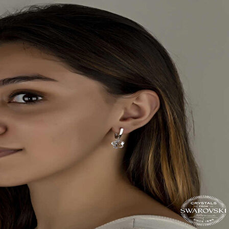 Ebuz Swarovski Crystal Taşlı Gümüş Beyaz Papatya Sallantılı Kadın Küpe