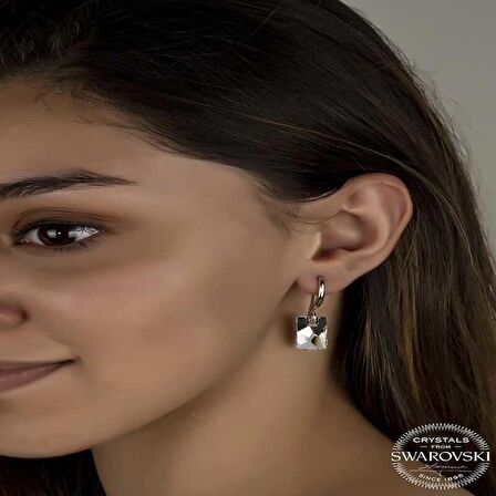 Ebuz Swarovski Crystal Taşlı Gümüş Beyaz Baget Sallantılı Kadın Küpe