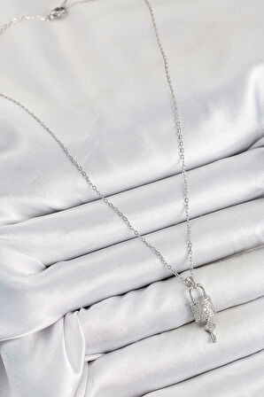  Zirkon Taşlı Kilit Ve Sallantılı Anahtar Model Gümüş Renk Kadın Kolye - EBJ250711W36521