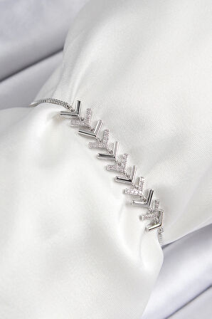 Pirinç Zirkon Taşlı Sıralı Ok Model Gümüş Renk Asansörlü Kadın Bileklik - EBJ250726W36660