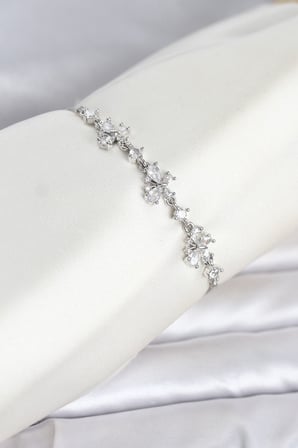 Gümüş Renk Pirinç Kelebek Model Asansörlü Model Kadın Bileklik - EBJ260612W44059