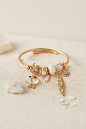 Kelebek Model Gold Renk Beyaz Charmlı Bileklik - EBJ260725W44454