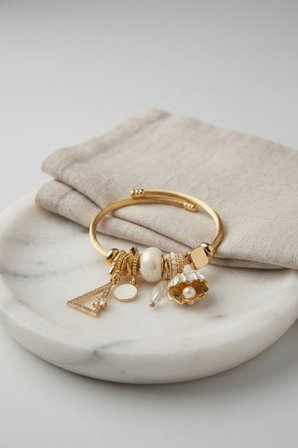 Beyaz Deniz Kabuğu Model Gold Renk Charmlı Bileklik - EBJ260725W44464