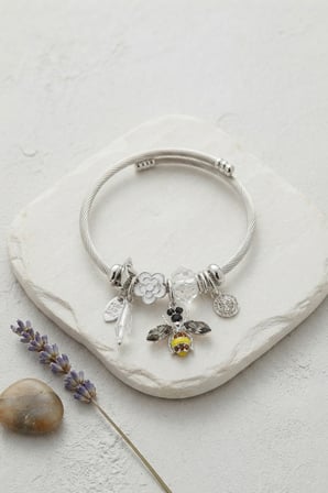 Arı ve Beyaz Çiçek Charmlı Gümüş Renk Bileklik - EBJ260725W44570