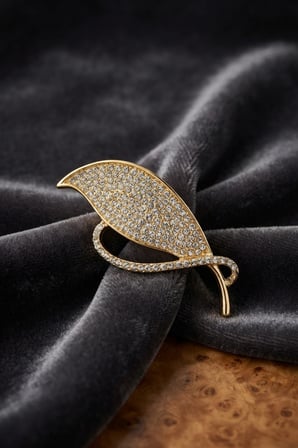 Gold Renk Zirkon Taşlı Yaprak Model Broş - EBJ260829W46483