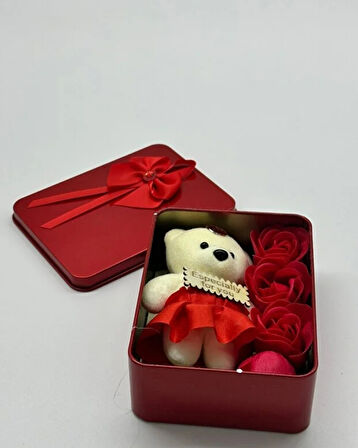 Kırmızı Metal Kutu İçinde Peluş Ayıcık ve Gül Seti – Hediye Kutusu, Sevgiliye Özel, Romantik Hediye