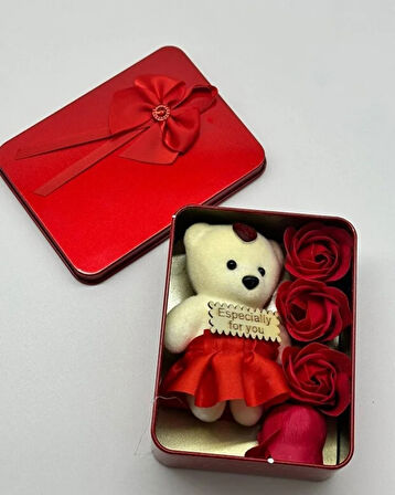 Kırmızı Metal Kutu İçinde Peluş Ayıcık ve Gül Seti – Hediye Kutusu, Sevgiliye Özel, Romantik Hediye
