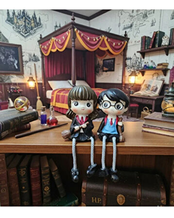 Büyücü Okulu Temalı Sallanan Bacaklı Sevimli Çift Biblo – Dekoratif Masa ve Raf Süsü