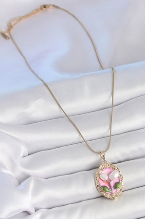 316L Çelik Gold Renk Zincir Pembe Mineli İncili Çiçek İşlemeli Portre Model Ka