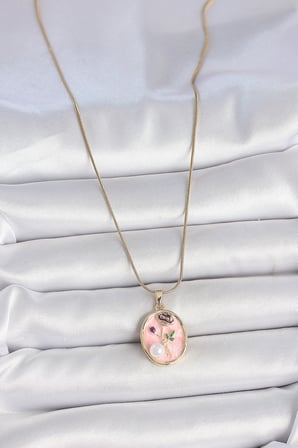 316L Çelik Gold Renk Zincir Pembe Çiçek İşlemeli İnci Detay Portre Model Kadı