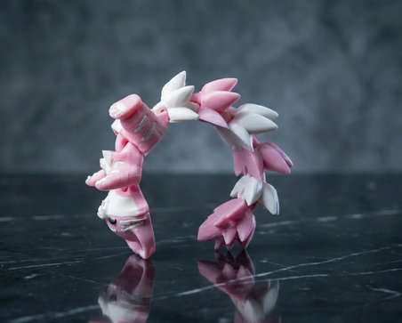 3D Baskı Hareketli Kedi Anahtarlık – Eklemli Pembe Beyaz Kedi Figürü