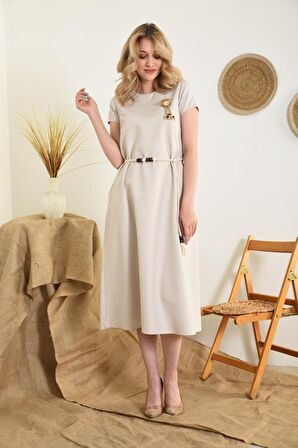 Modkofoni Bisiklet Yaka Kısa Kollu Broş ve Bağcıklı Bej Kadın Elbise