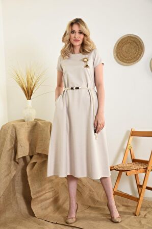 Modkofoni Bisiklet Yaka Kısa Kollu Broş ve Bağcıklı Bej Kadın Elbise