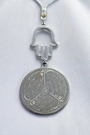 Parlak Taş Hamseli Gümüş Renk Çelik Çift Taraflı Ayetel Kürsi Felak Nas Ihlas Araba Ayna Süsü