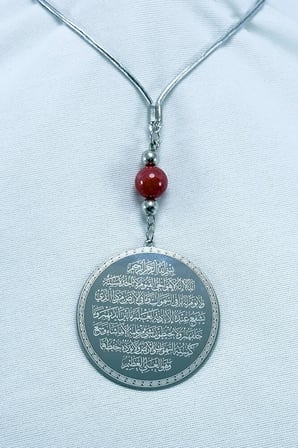 Kırmızı Doğal Akik Taşlı Gümüş Renk Çelik Çift Taraflı Ayetel Kürsi Felak Nas Ihlas Araba Ayna Süsü