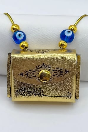 El Yapımı Cam Nazar Boncuklu Deri Çantalı Mini Kur'an-ı Kerim Lastikli Araba Dikiz Ayna Süsü
