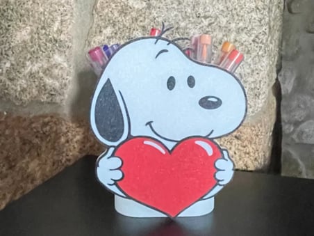 3D Baskı Kalp Tutan Sevimli Köpek Figürlü Kalemlik - Masaüstü Organizer