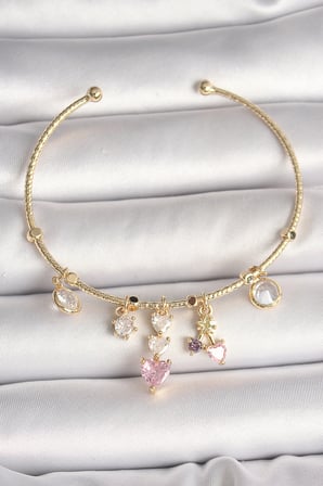 Pirinç Gold Renk Sallantı Zirkon Taşlı Kalp Figür Pembe Kalp Detay Charm Kadın Bileklik