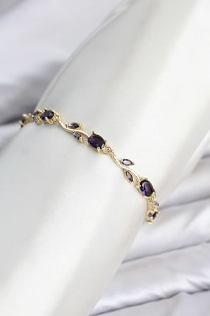 Pirinç Gold Renk Mor Zirkon Taşlı Çiçek Model Kadın Bileklik