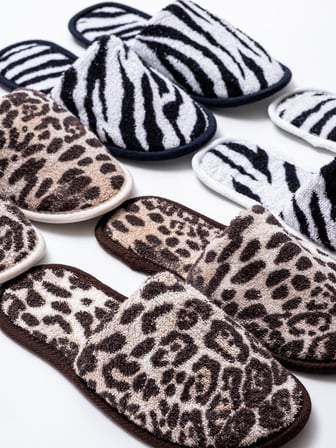 Wild Spirit Leopar Desenli Banyo Ve Ev Terliği – %100 Pamuk Havlu Kaymaz Kalın Taban