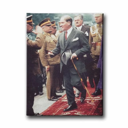 Selamlarken Atatürk Dekoratif Kanvas Duvar Tablosu