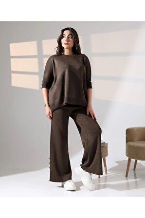 Zarif Dokunuş Düğme Detaylı Triko Takım