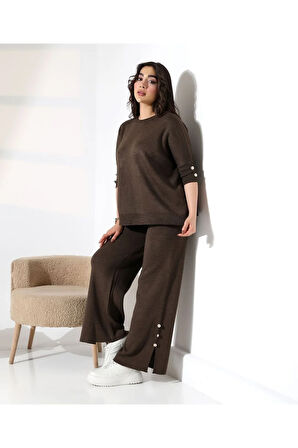 Zarif Dokunuş Düğme Detaylı Triko Takım
