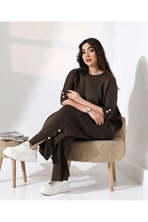 Zarif Dokunuş Düğme Detaylı Triko Takım