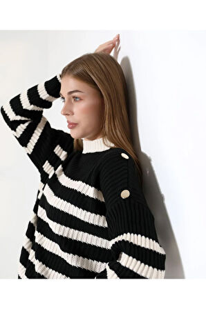 Zarif Düğme Detay Çizgili Triko Kazak