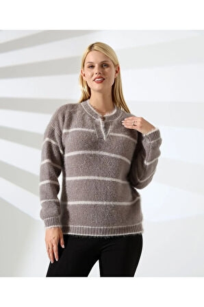 Yaka V Kesimli Tüylü Çizgili Triko Kazak