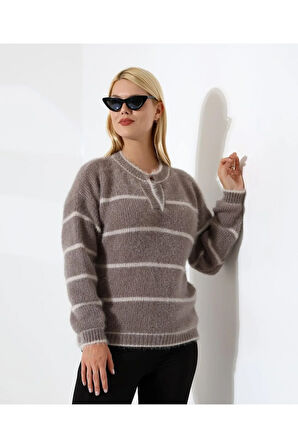 Yaka V Kesimli Tüylü Çizgili Triko Kazak