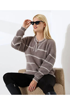 Yaka V Kesimli Tüylü Çizgili Triko Kazak
