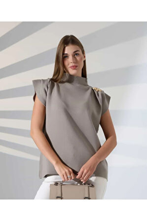 Zarif Omuz Detaylı Dik Yaka Triko Bluz