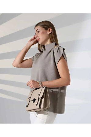 Zarif Omuz Detaylı Dik Yaka Triko Bluz